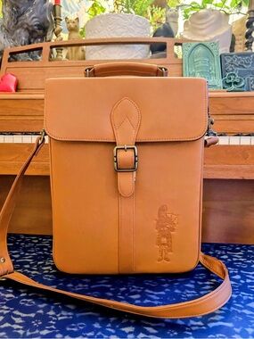 Winston Collection Tan Columbian Leather Dual Bottle Carrier